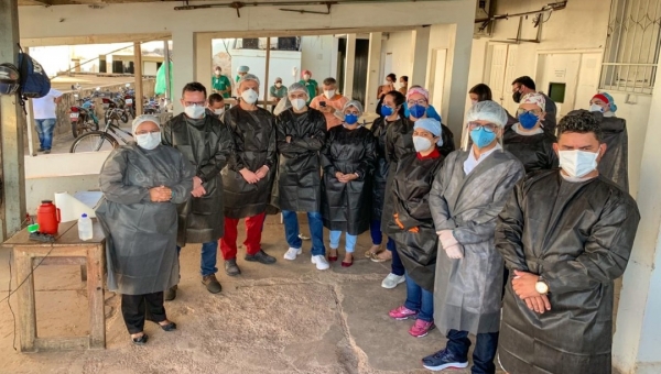 Médicos e enfermeiros se vestem preto em luto pela morte de técnico de enfermagem por Covid-19